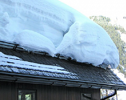 Установка снегозадержателей на крыше.