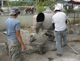 Приготовление бетона в бетономешалке